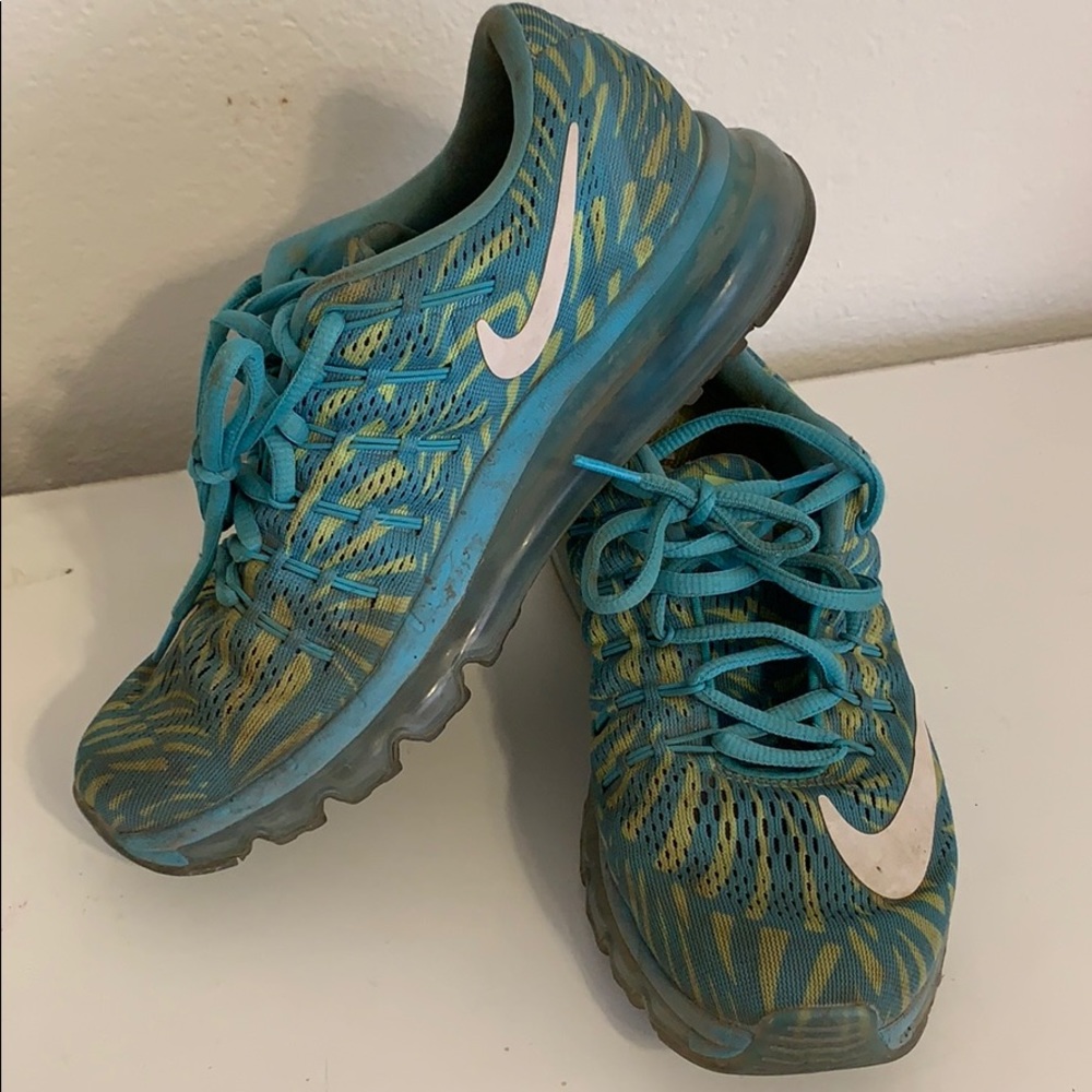 NIKE Run Easy Sneakers